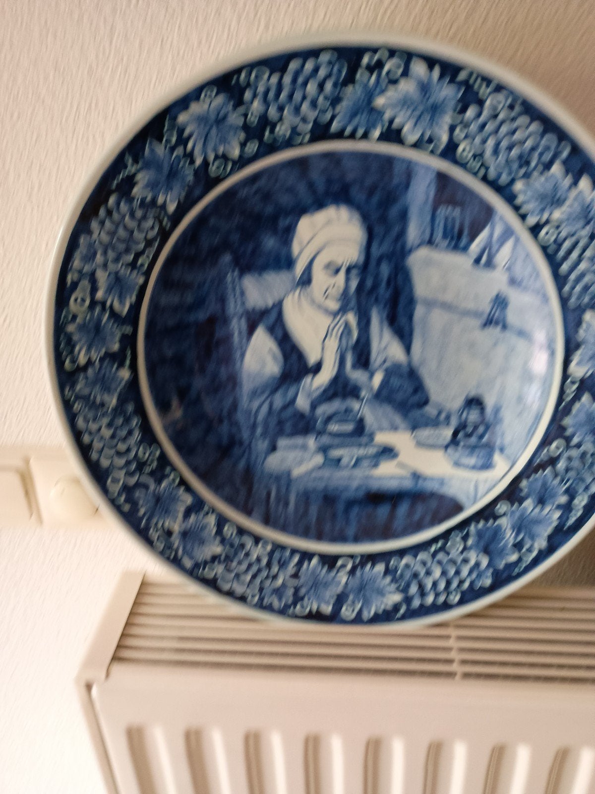 Delfts Blauw Gebedsbord - Vrouw aan Tafel, Antiek en Kunst, Antiek | Wandborden en Tegels, Ophalen of Verzenden