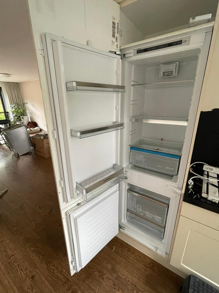 Siemens inbouwkoelkast, 200 liter of meer, Met aparte vriezer, Zo goed als nieuw, 160 cm of meer
