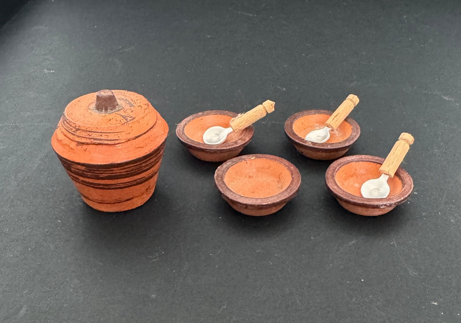 Aardewerk pot, 4 bordjes, 3 lepels, Ophalen of Verzenden, Poppenhuis