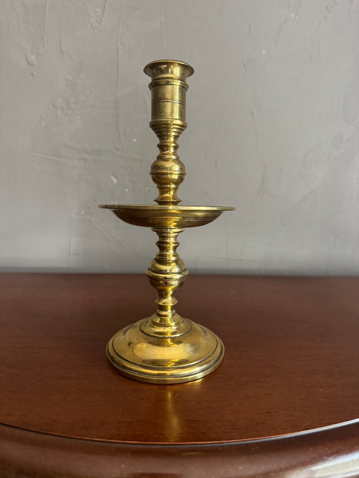 17/18e eeuwse Hollandse geelkoperen kraagkandelaar 22cm hoog, Ophalen of Verzenden, Koper of Brons