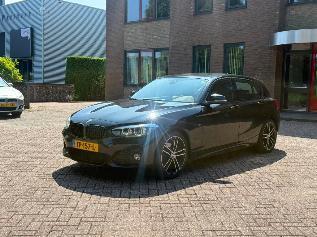 BMW 120i M-Sport Automaat (2018) – Leder – Navi – Camera, Auto's, 1998 cc, Achterwielaandrijving, Zwart, 4 cilinders