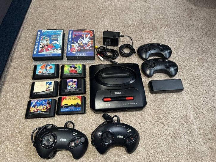 Sega Mega Drive II met 4 controllers en 8 games, Mega Drive, Ophalen of Verzenden, Met 3 controllers of meer, Gebruikt