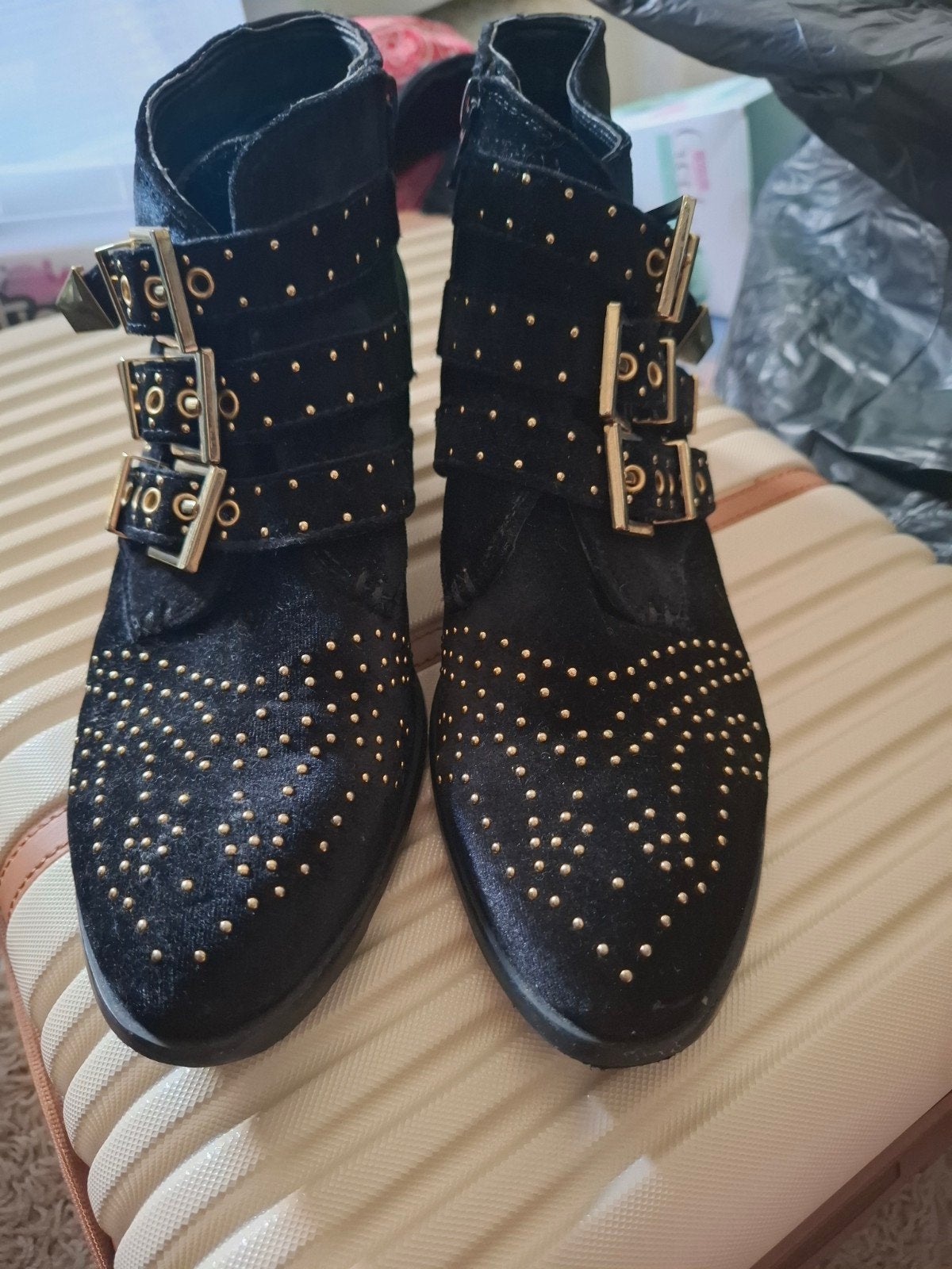 Zwarte enkellaarzen met gouden studs en gespen, maat 40, Ophalen, Zwart, Lage of Enkellaarzen, Merk niet