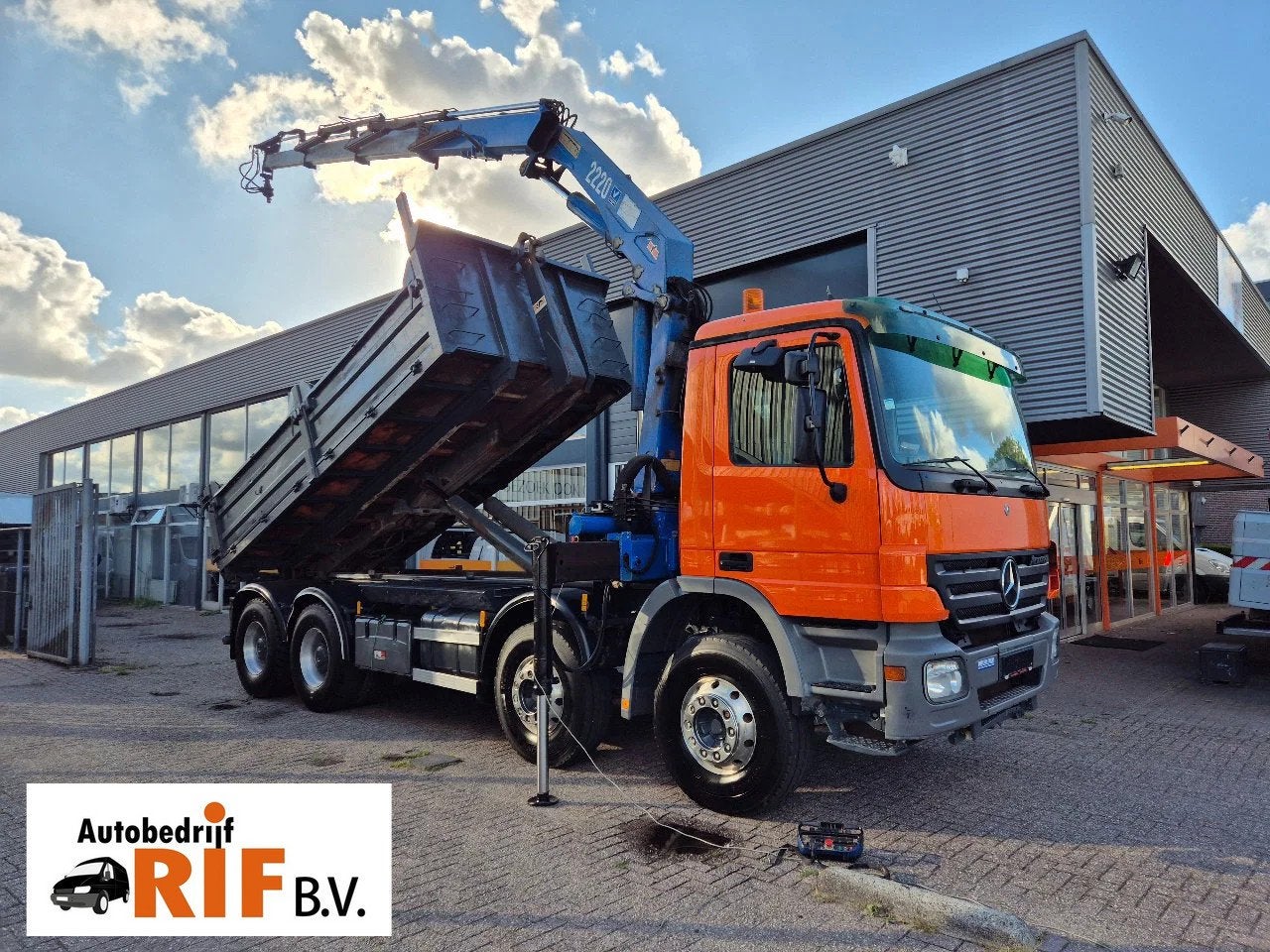 Mercedes-Benz Actros 3241 8X4 Containersysteem/ 20T HMF cran, Achterwielaandrijving, Overige kleuren, Stoelverwarming, Mercedes-Benz