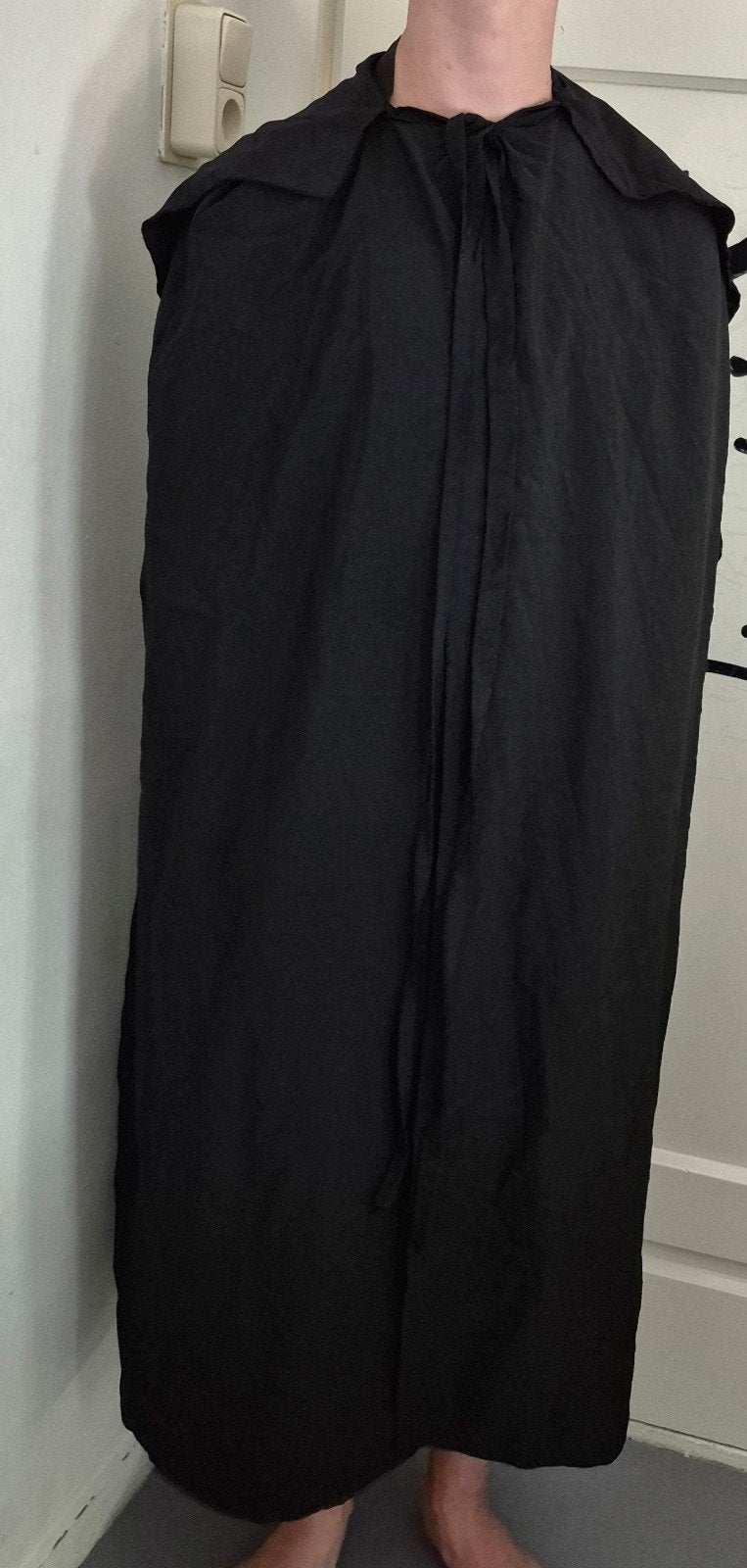 zwarte lange cape 1 maat 125 cm, Ophalen of Verzenden, Zo goed als nieuw