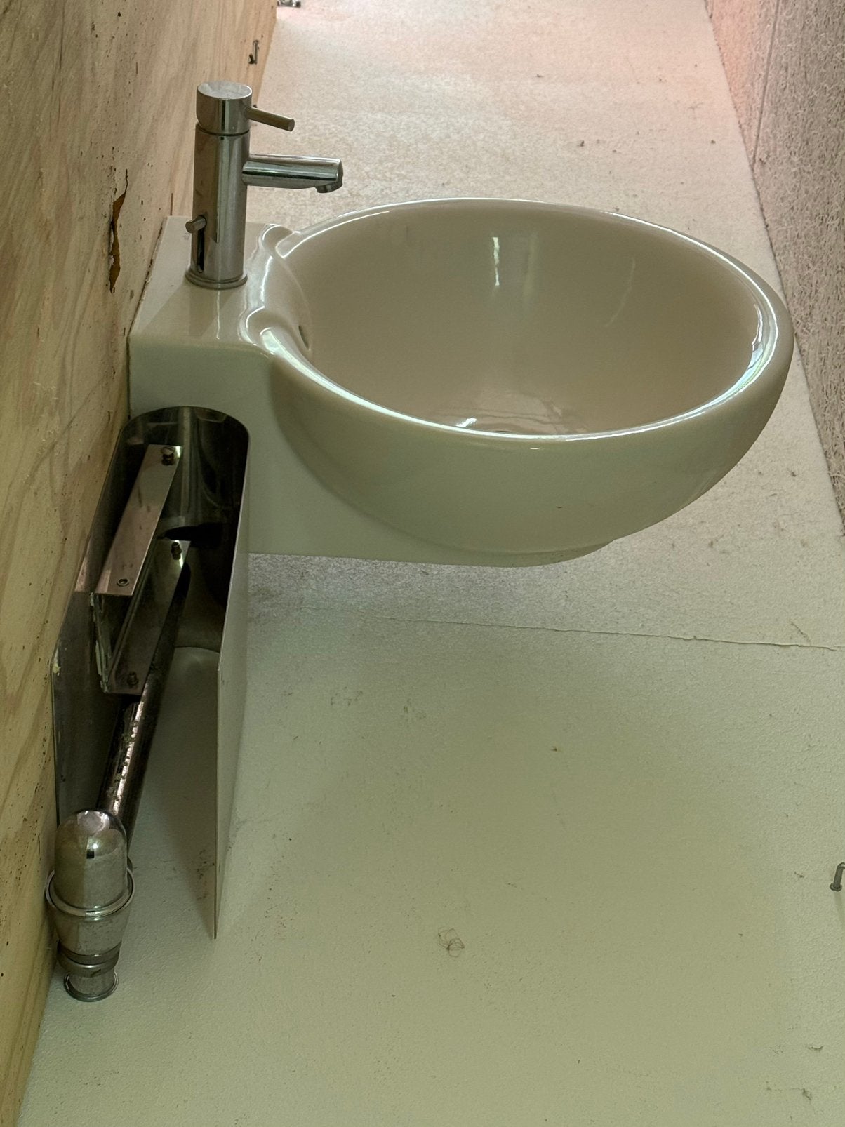 Ronde wasbak van porselein met kraan, Ophalen, Zo goed als nieuw, Wastafel