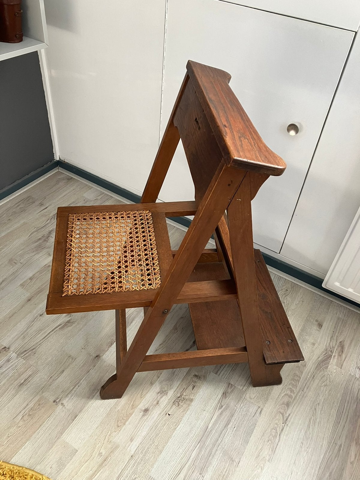 Houten bidstoel, Ophalen