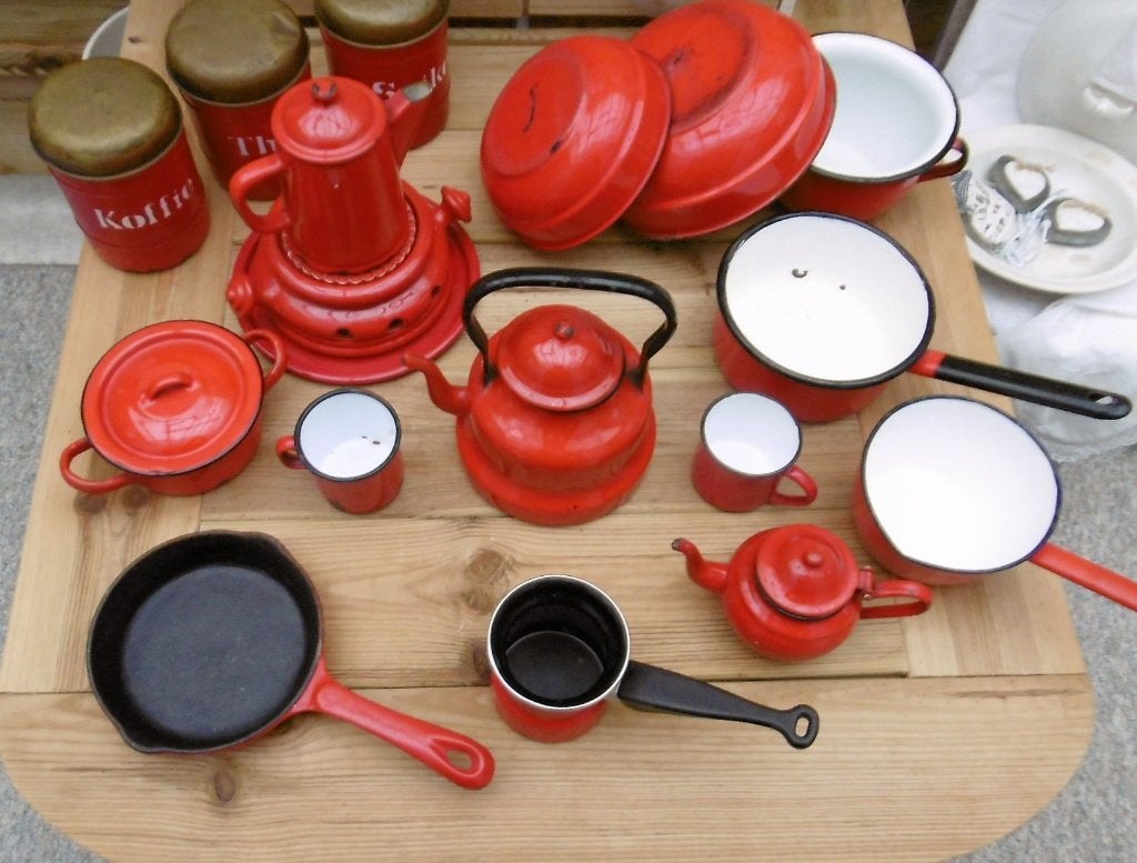 Rood emaille retro keukengerei, Verzenden