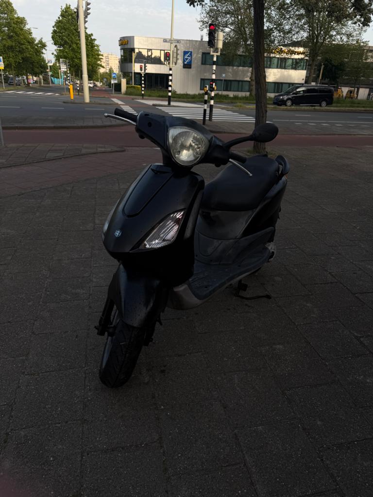 Piaggio Fly - 25cc 4T Zwart, Fietsen en Brommers, Scooters | Piaggio, Gebruikt, Fly, Maximaal 25 km/u, Benzine, Ophalen