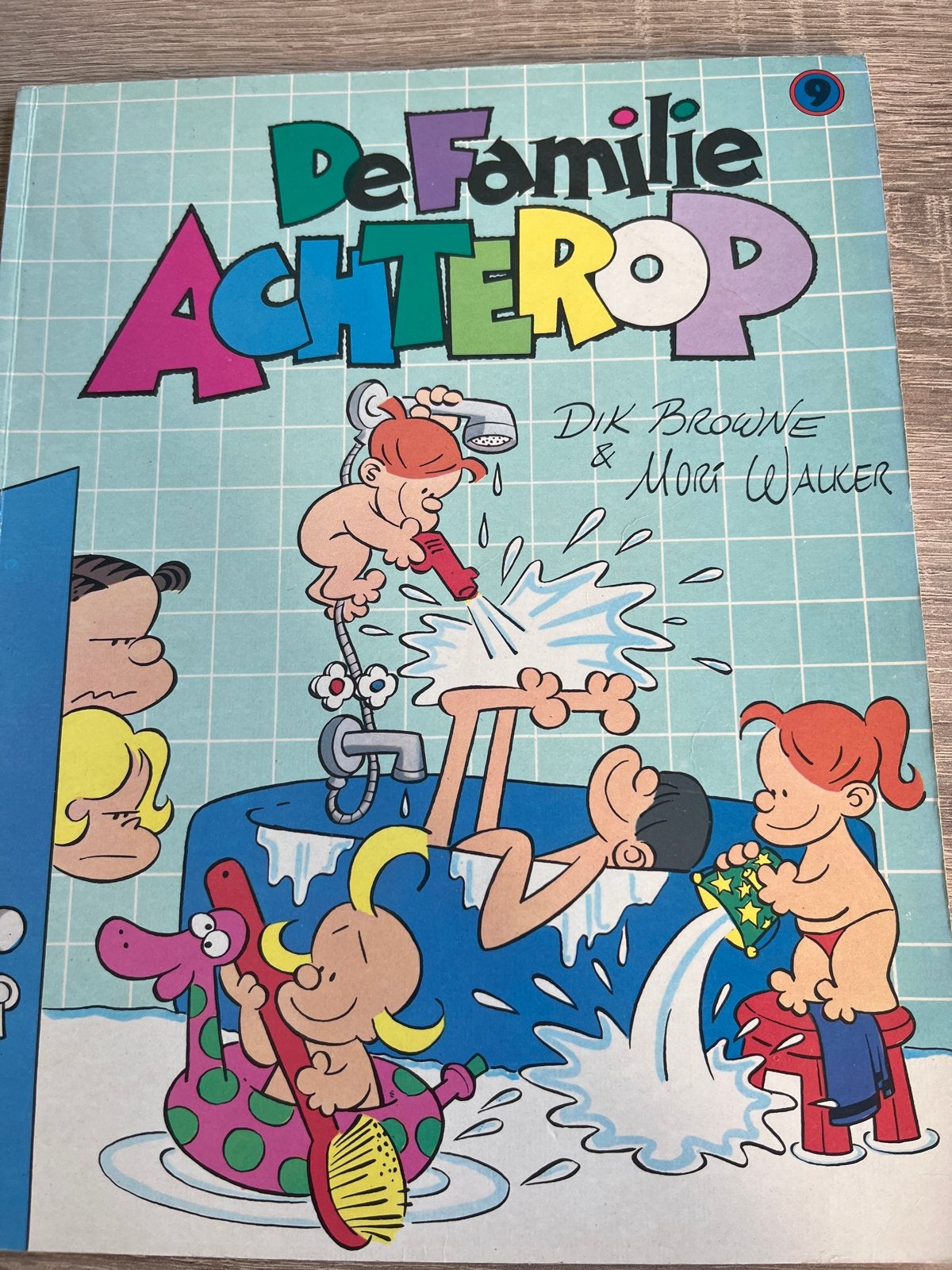 De Familie Achterop - Dik Browne & Mort Walker (nr. 9), Boeken, Stripboeken, Eén stripboek, Ophalen of Verzenden, Gelezen