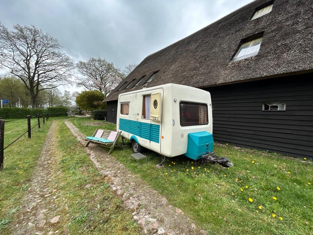 Intercamp 355 L: Iconische retro caravan, lichtgewicht, Caravans en Kamperen, Caravans, Overige merken, Standaardzit, Particulier