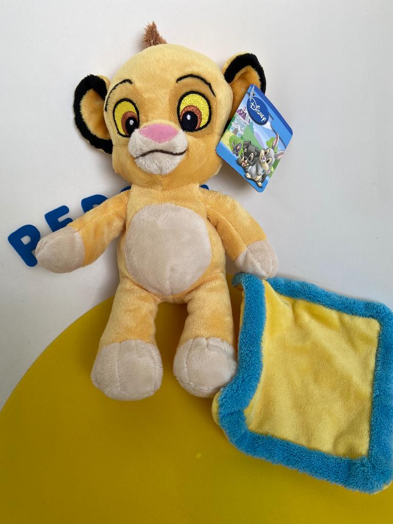 823 nicotoy leeuw leeuwtje Simba met doekje, Ophalen of Verzenden, Nieuw, Overige typen
