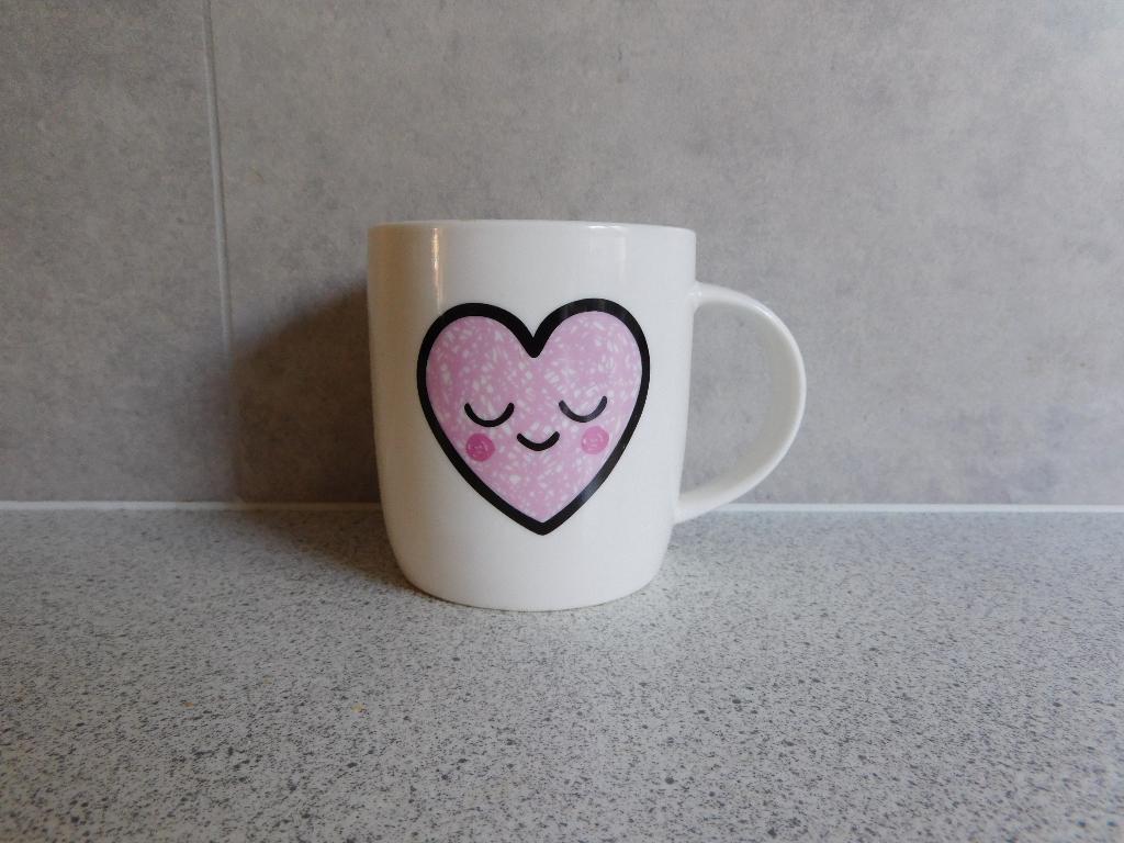 Mok 9x8,5 cm. All you need is LOVE ALE HOP, Ophalen of Verzenden, Zo goed als nieuw, Overige stijlen, Kop(pen) en/of Schotel(s)