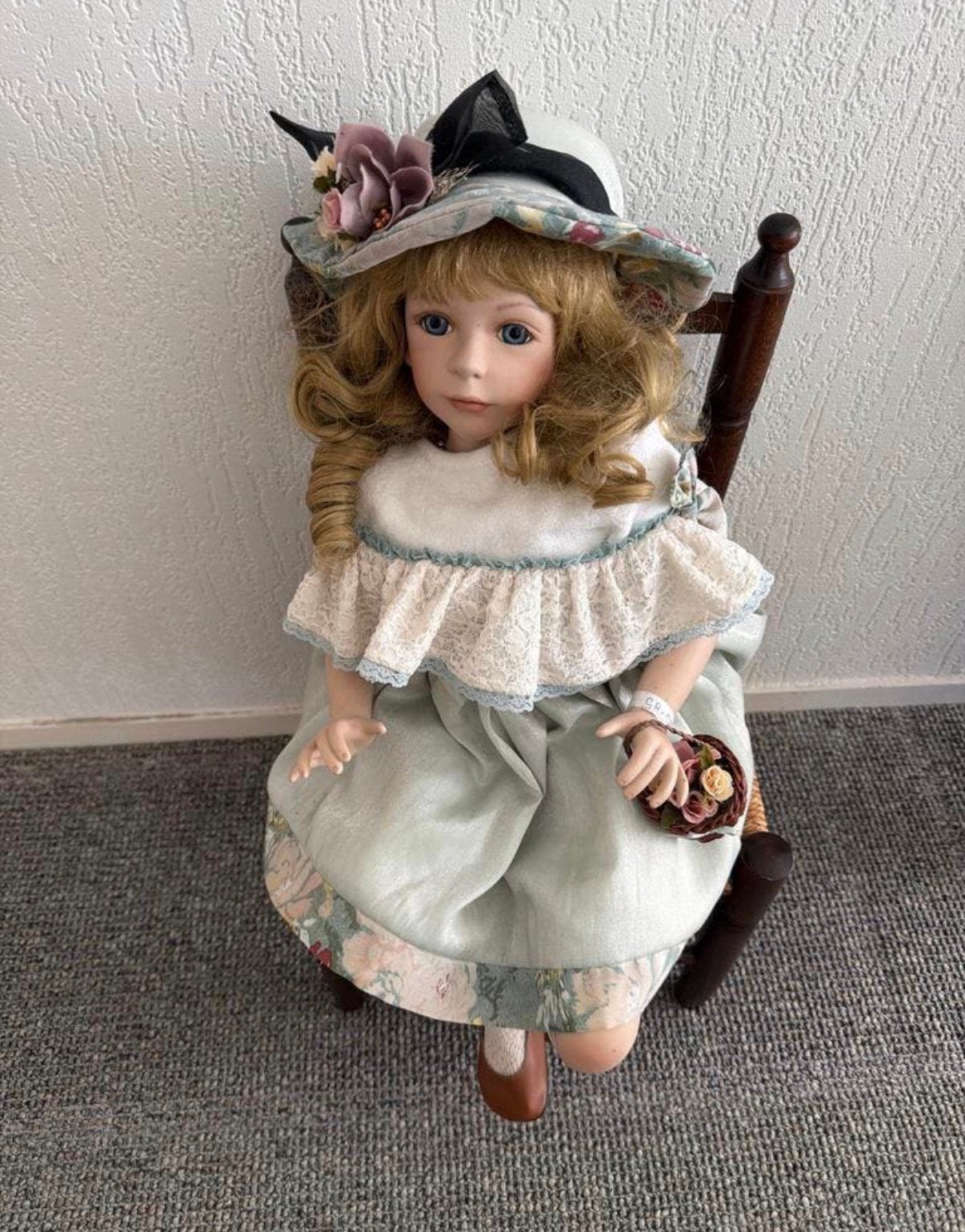 Vintage Porseleinen Pop met Stoel - Handgemaakte Kleding, Ophalen of Verzenden, Zo goed als nieuw, Pop