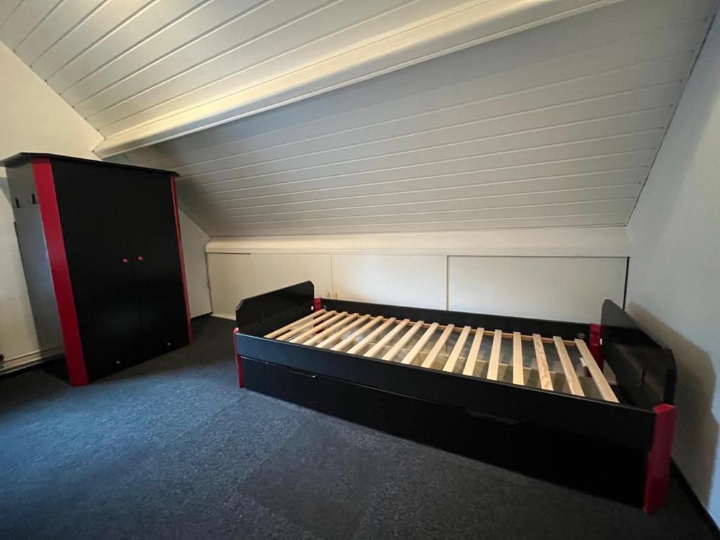 1-persoonsbed met bijbehorende kledingkast., Ophalen, Zo goed als nieuw, Modern