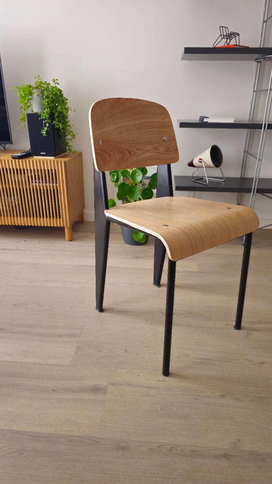Stijlvolle houten stoel met metalen frame, Overige kleuren, Modern, Industrieel, Ophalen of Verzenden, Zo goed als nieuw