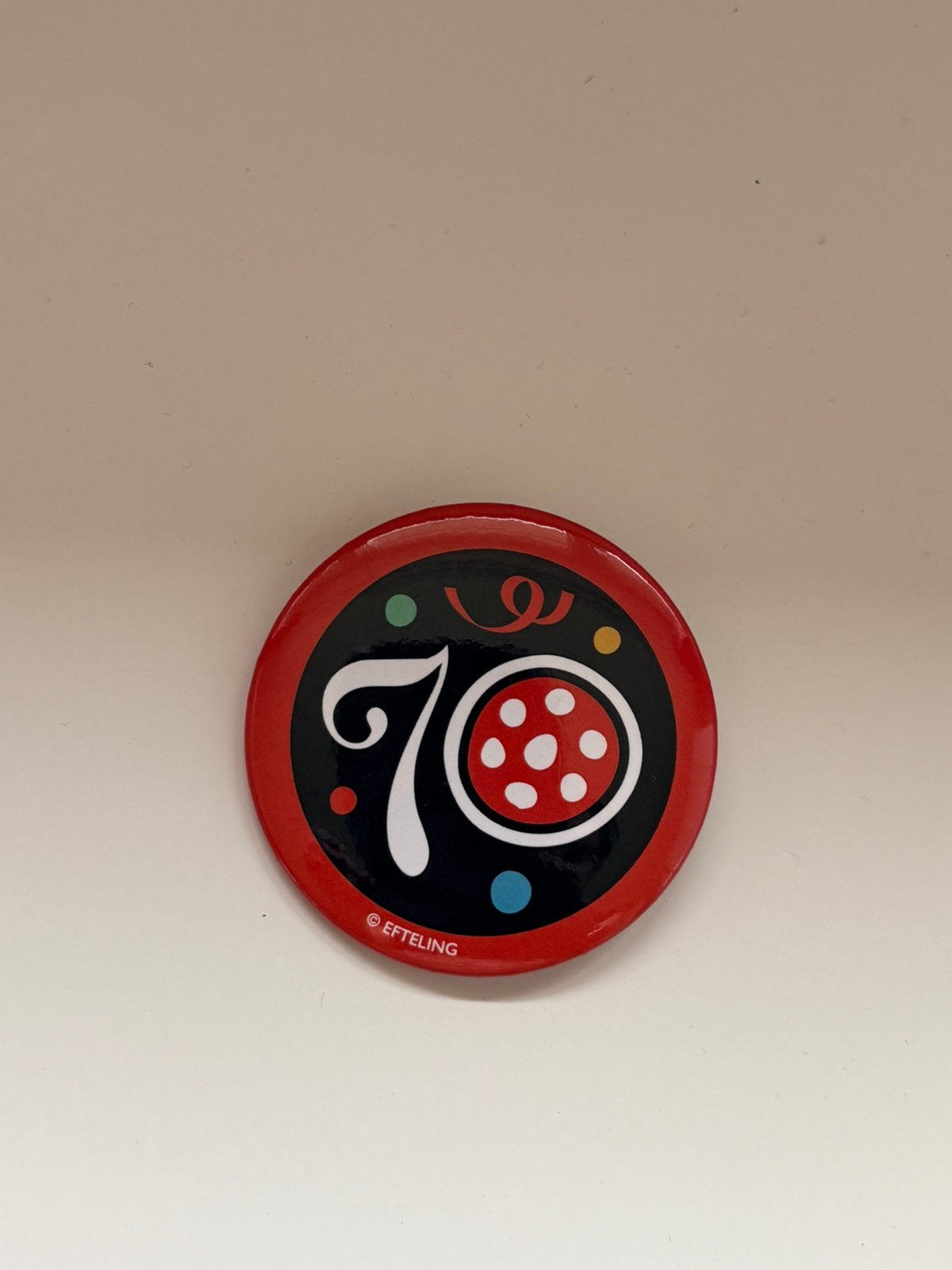 Efteling button 70 jaar rood, Verzamelen, Efteling, Ophalen of Verzenden, Nieuw, Button of Speldje