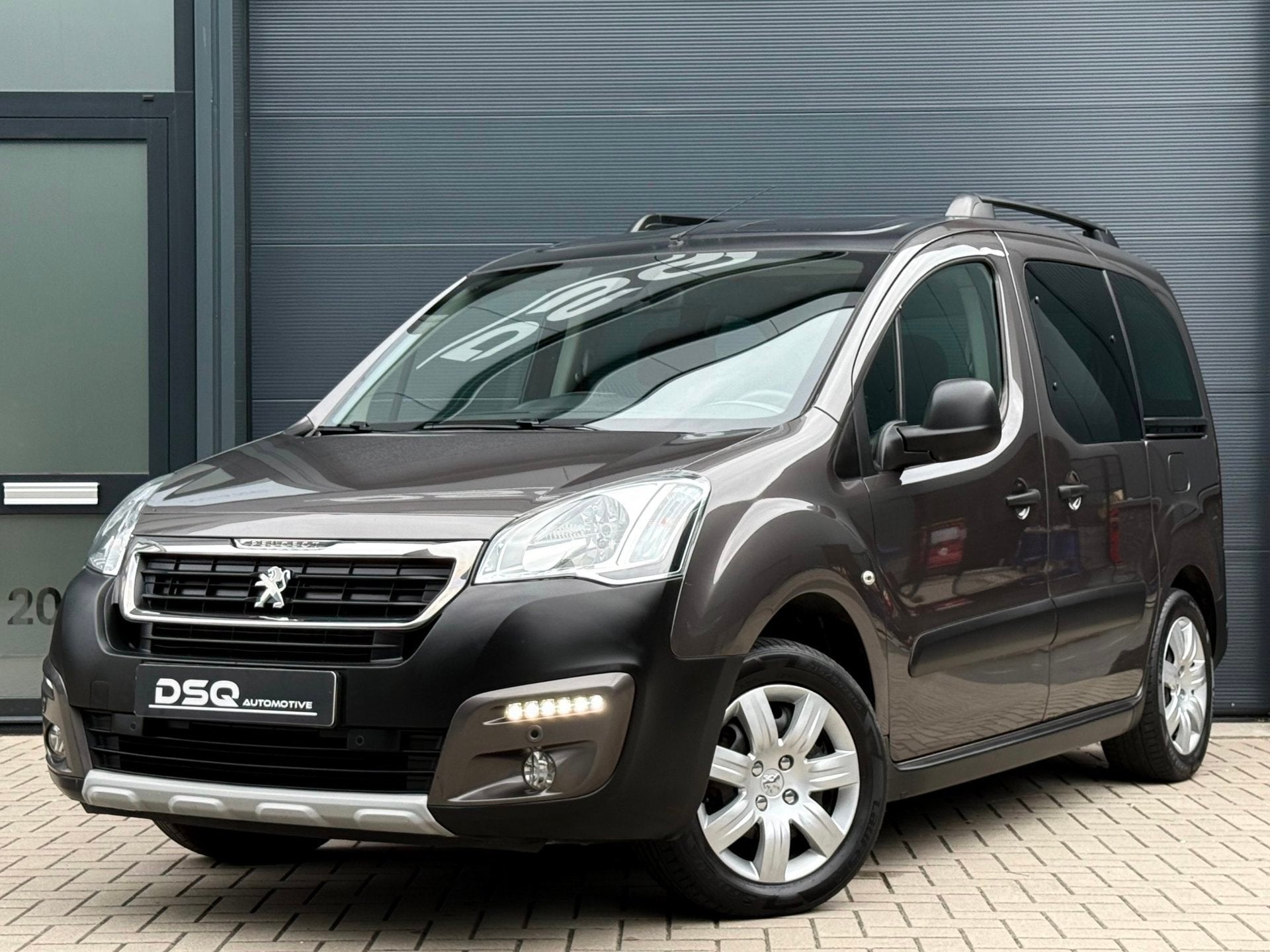Peugeot Partner Tepee 1.2 PureTech Active, Stof, Gebruikt, 1199 cc, Bruin