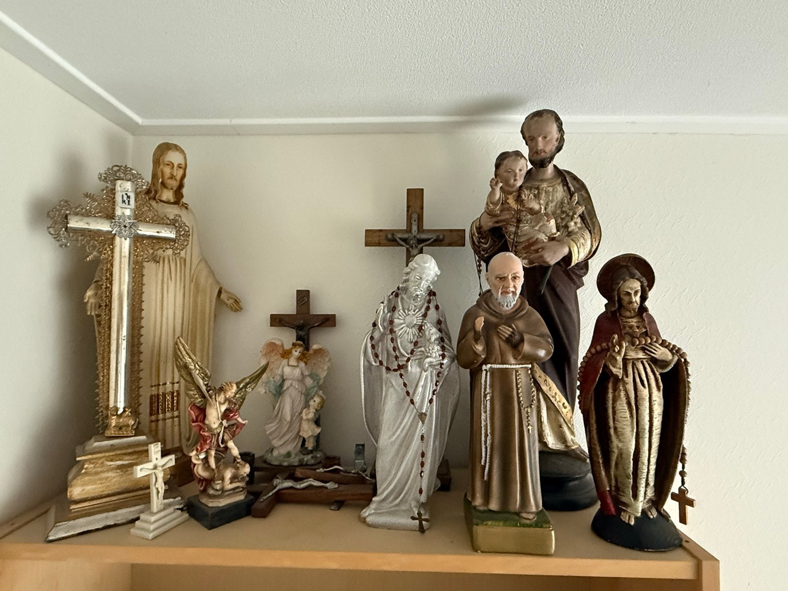 Verzameling religieuze beelden en kruizen, Ophalen