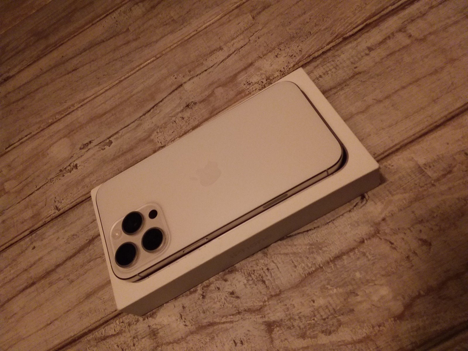 Foto 3 van iPhone 16 Pro Max 256GB - Zo goed als nieuw met doos 1 jaar