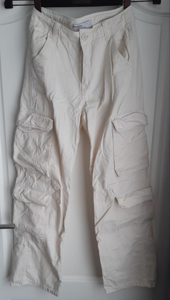 Bershka Cargo Broek - Crème/Wit - Maat 36 (S), Beige, Zo goed als nieuw, Maat 36 (S), Lang