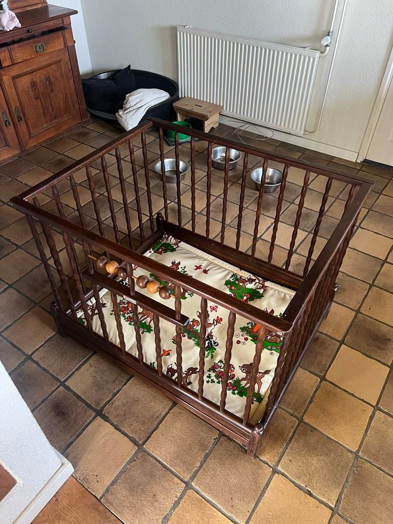 Vintage houten kinderbox met boxkleed, Kinderen en Baby's, Boxen, Ophalen of Verzenden, Gebruikt, Rechthoekig, Boxkleed