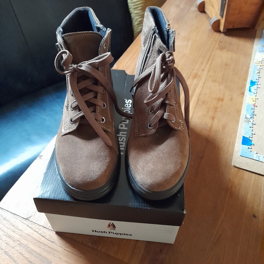 Nieuwe Suede boots van Hush Puppies, Bruin, Lage of Enkellaarzen, Nieuw, Ophalen of Verzenden