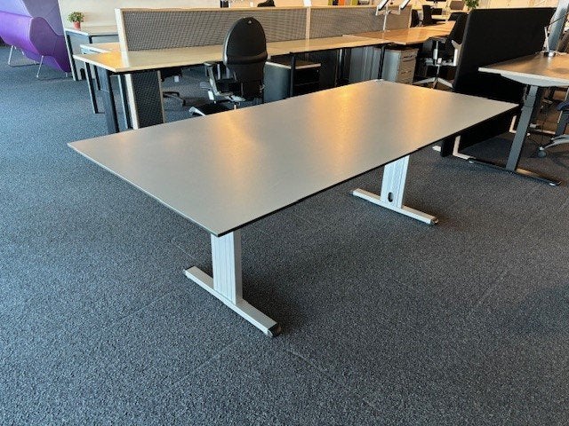 Vergadertafel 220x100cm volkern grijs blad en alu T-poten