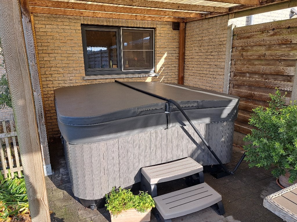 Jacuzzi, Bewell Canadian Spa E585, Ophalen, Zo goed als nieuw, Trap, Vast