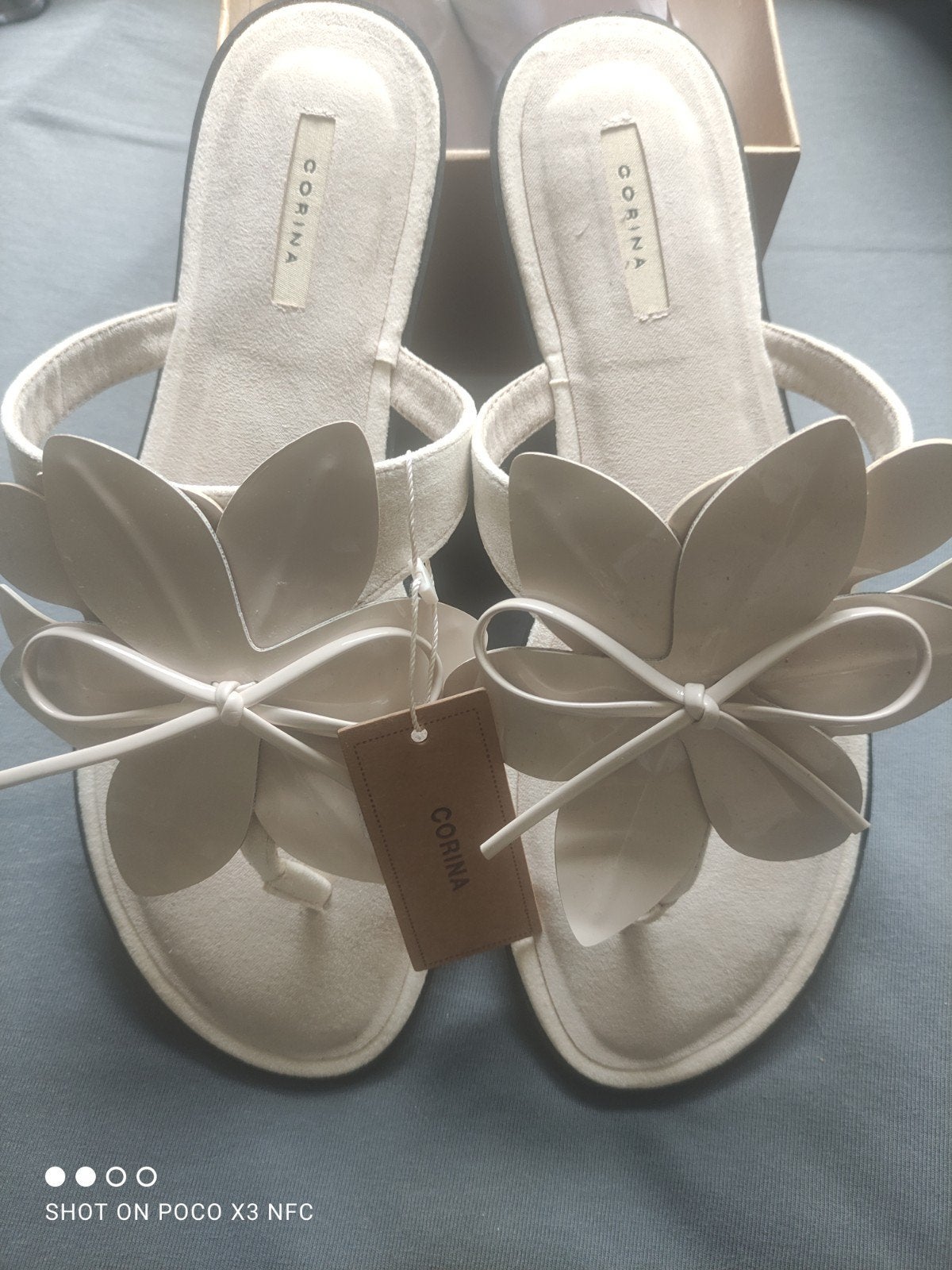 Nieuwe corina slippers crème kleur met bloem erop maat 40, Nieuw, Ophalen of Verzenden, Corina, Beige