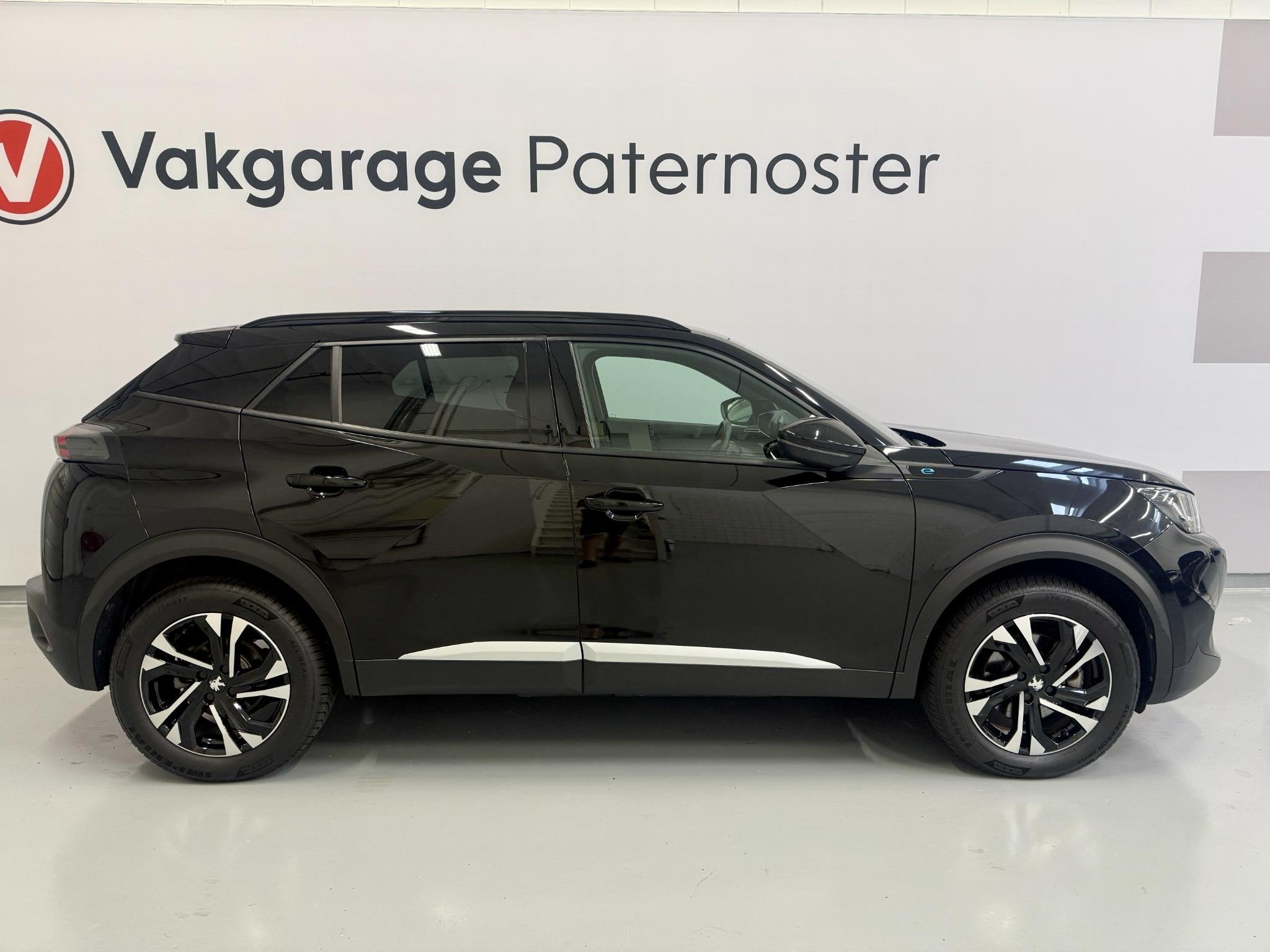 Peugeot e-2008 EV Allure 50 kWh Carplay / PDC / Camera / Bov, Auto's, Peugeot, 12 maanden, 136 pk, Gebruikt, Zwart