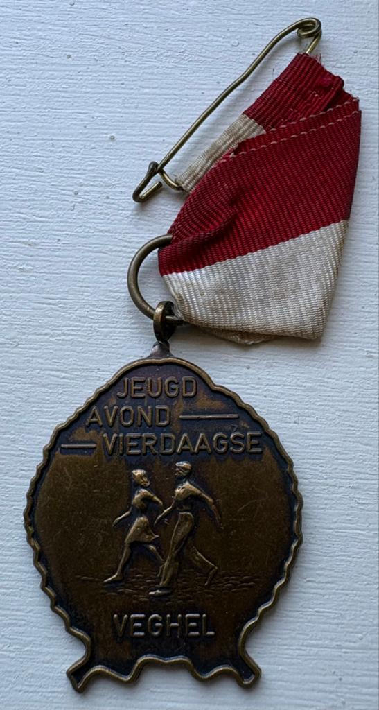Jeugd Avond Vierdaagse Veghel Medaille, Postzegels en Munten, Penningen en Medailles, Verzenden, Overige materialen, Nederland