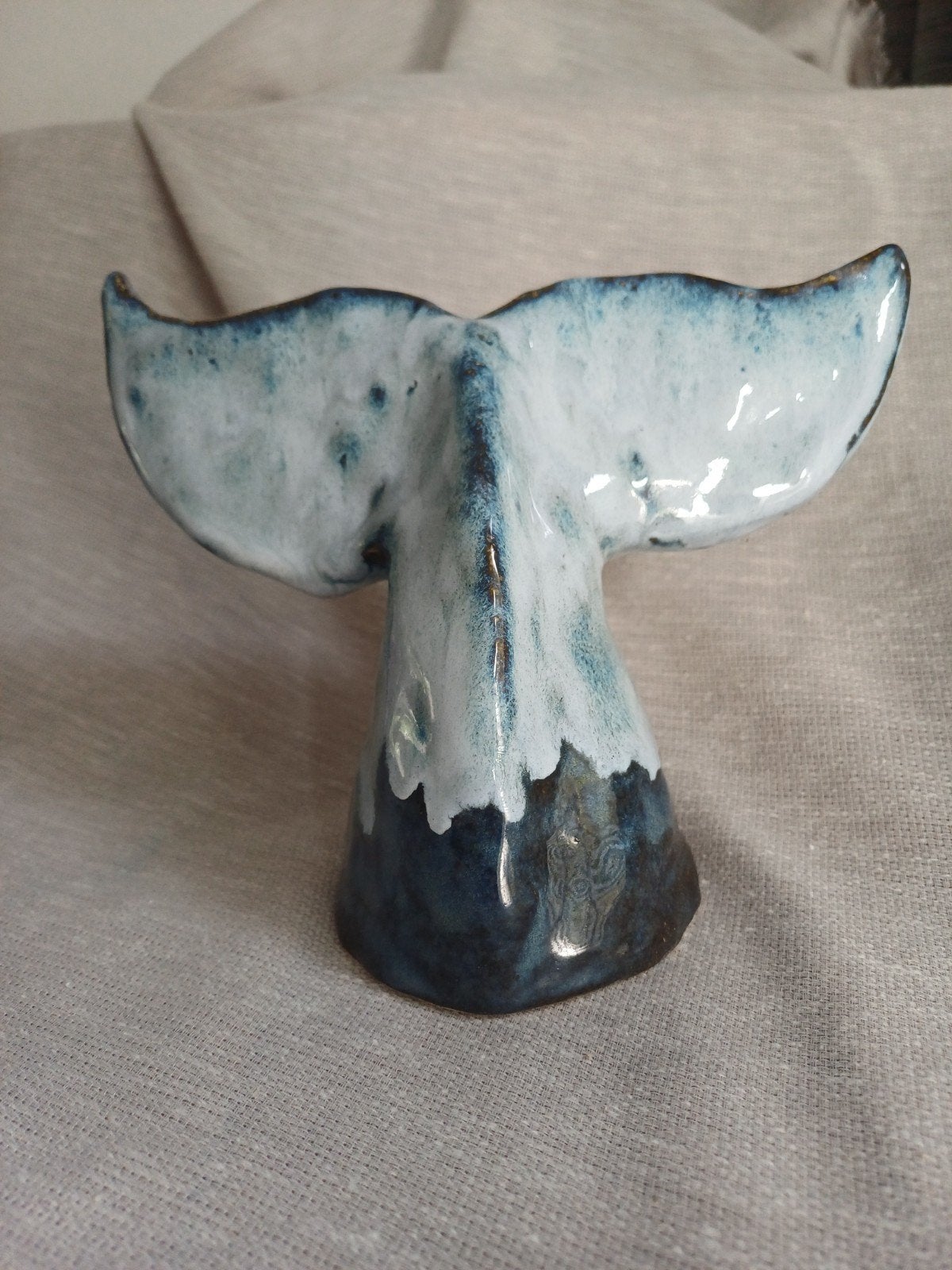 Handgemaakte keramiek Bultrug Staart - Uniek Kunstwerk, Blauw, Overige stijlen, Nieuw, Ophalen of Verzenden