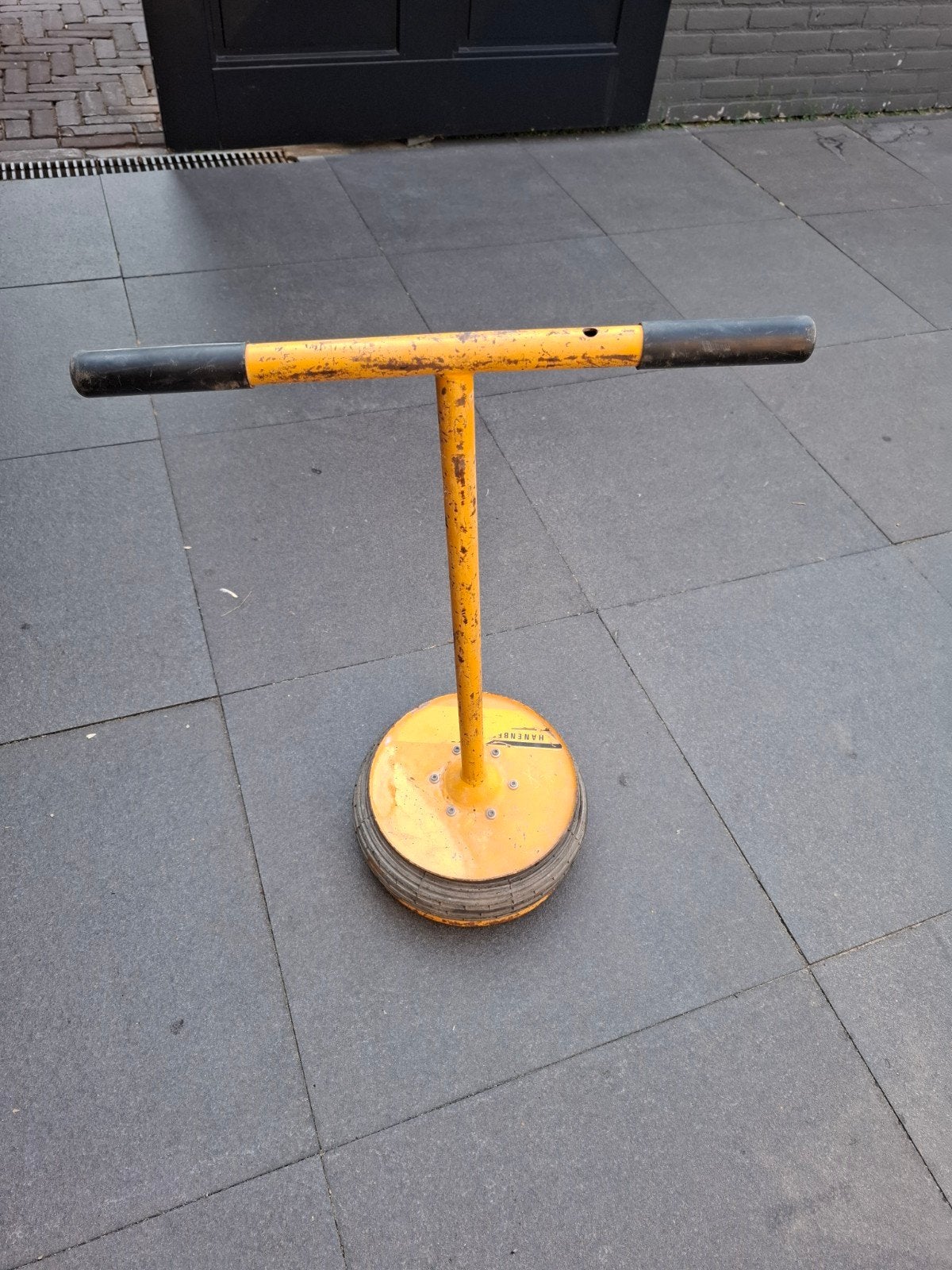 Tegeltiller, Ophalen