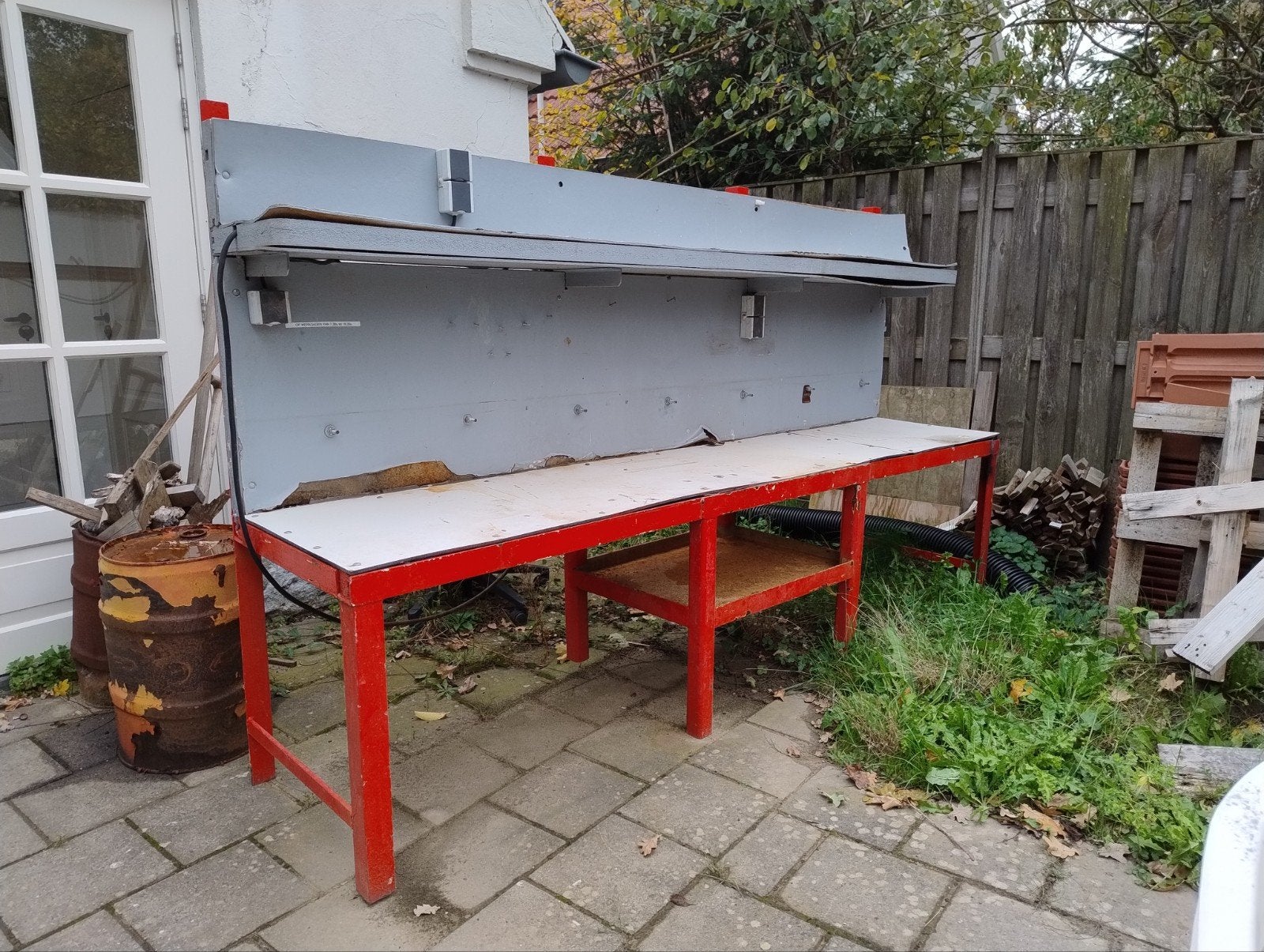 Stevige en zware werkbank met houten blad