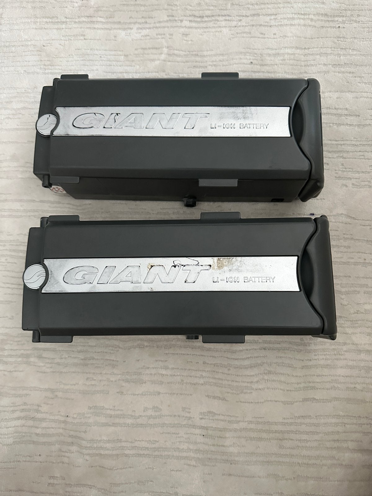 Giant 26V 4-pins kapotte accu’s (2 Stuks), Fietsen en Brommers, Zo goed als nieuw