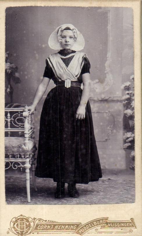 CDV -Meisje bij stoel in klederdracht -C.Henning -Middelburg, Gebruikt, Foto, Klederdracht, Ophalen of Verzenden