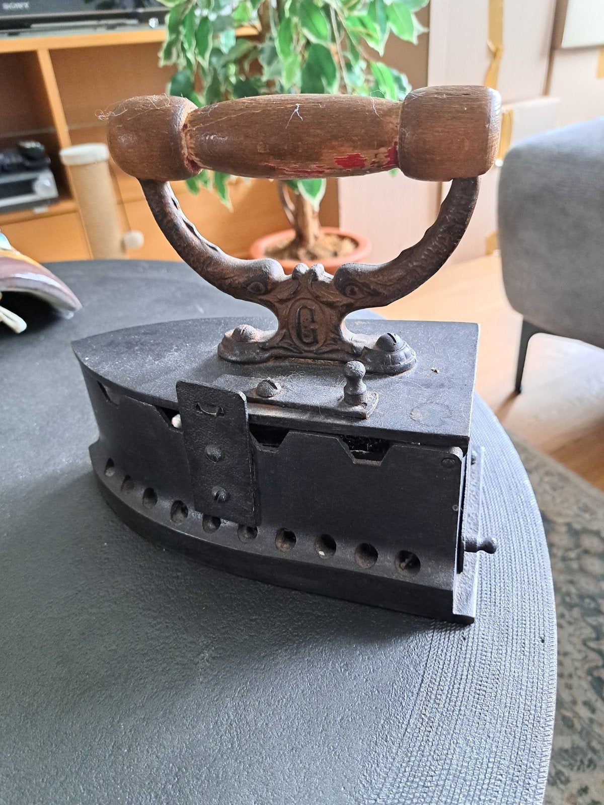Antiek strijkijzer met houten handvat, Ophalen