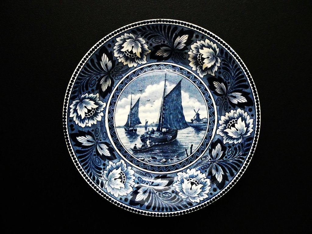 2 Delftsblauwe borden Hollandia Maestricht molen bootjes, Antiek en Kunst, Antiek | Wandborden en Tegels, Ophalen of Verzenden