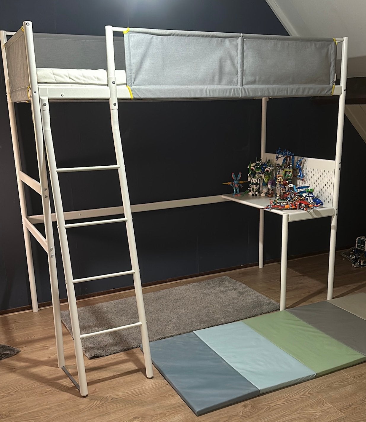Hoogslaper Ikea Vitval met bureautje, Huis en Inrichting, Slaapkamer | Stapelbedden en Hoogslapers, Ophalen, Eenpersoons, Zo goed als nieuw