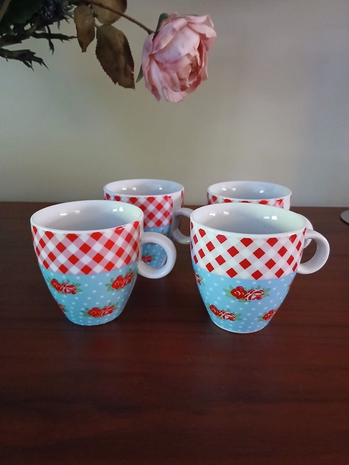 4 La Rose senseo kopjes rood geruit met bloemen, Huis en Inrichting, Overige merken, Landelijk/Boerenbont, Zo goed als nieuw, Mok