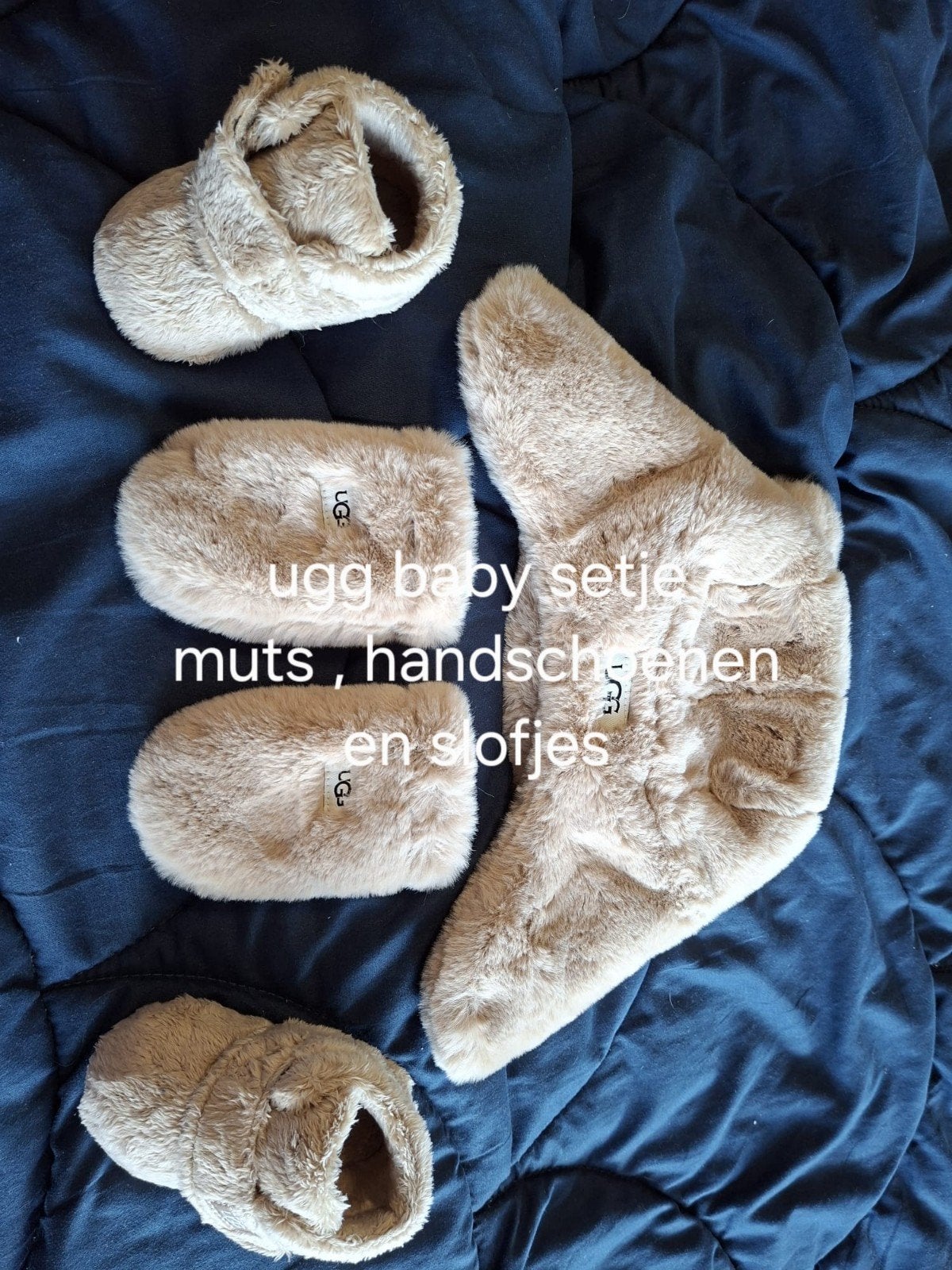 Ugg baby setje: muts, handschoenen en slofjes, Ophalen, Ugg, Zo goed als nieuw, Jongetje of Meisje