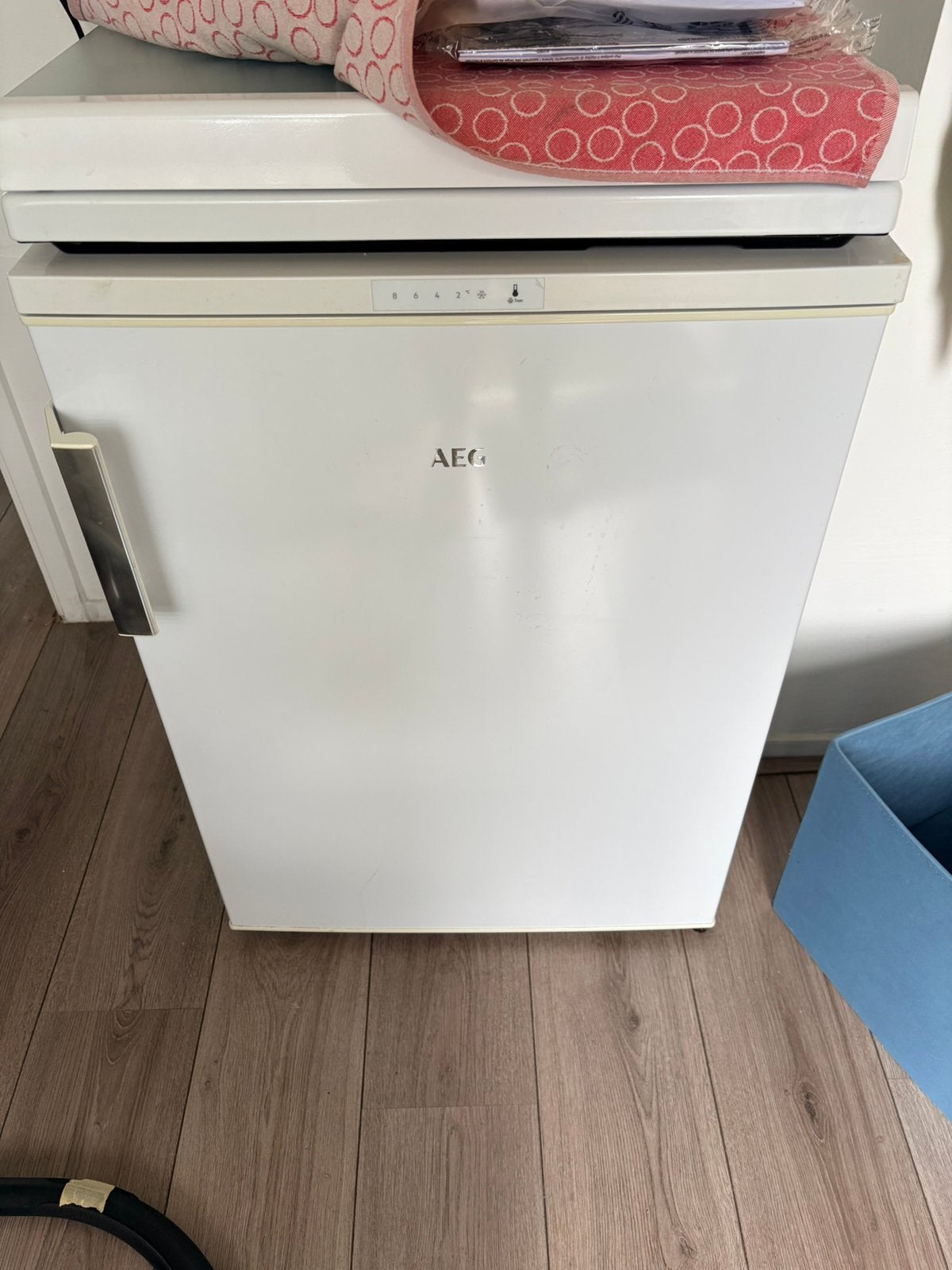 Te Koop; AEG Koelkast met vriesvakje, Witgoed en Apparatuur, Koelkasten en IJskasten, Minder dan 75 liter, Ophalen, Zo goed als nieuw