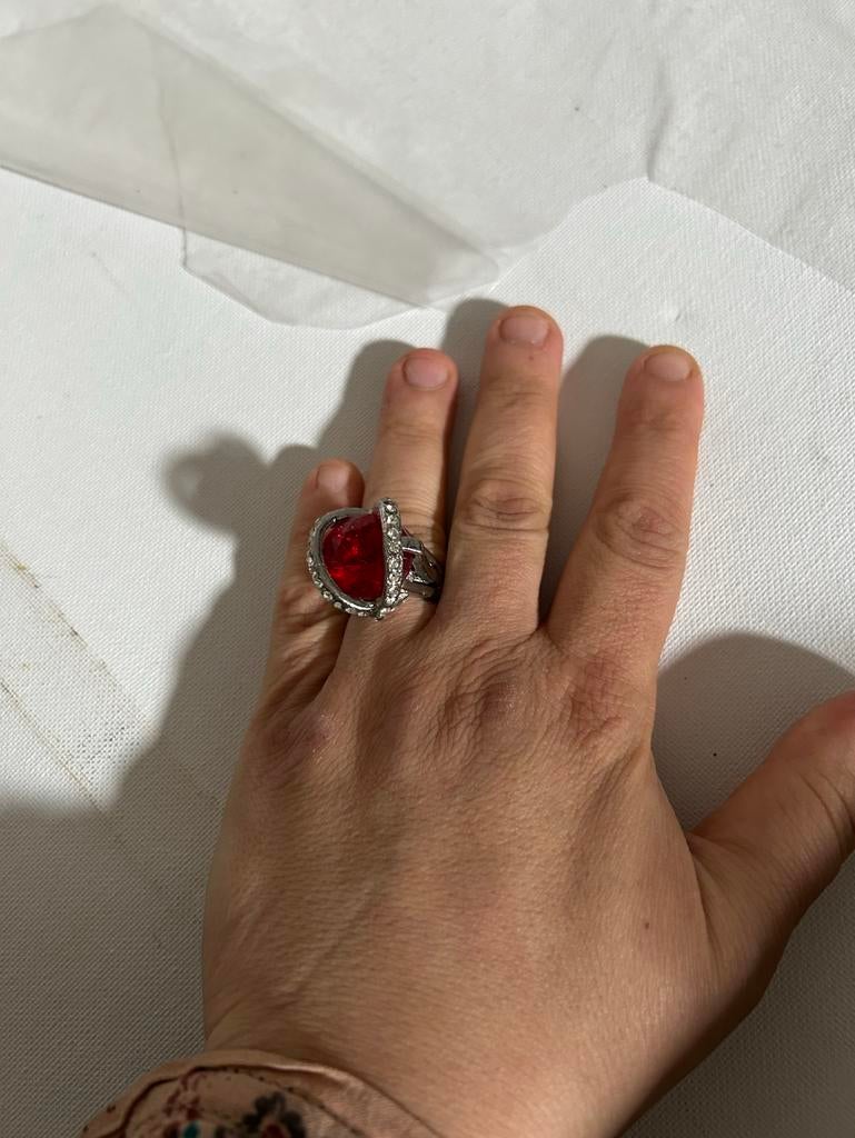 Opvallende ring met grote rode steen en strass, Sieraden, Tassen en Uiterlijk, Ringen, Overige materialen, Gebruikt, Ophalen of Verzenden