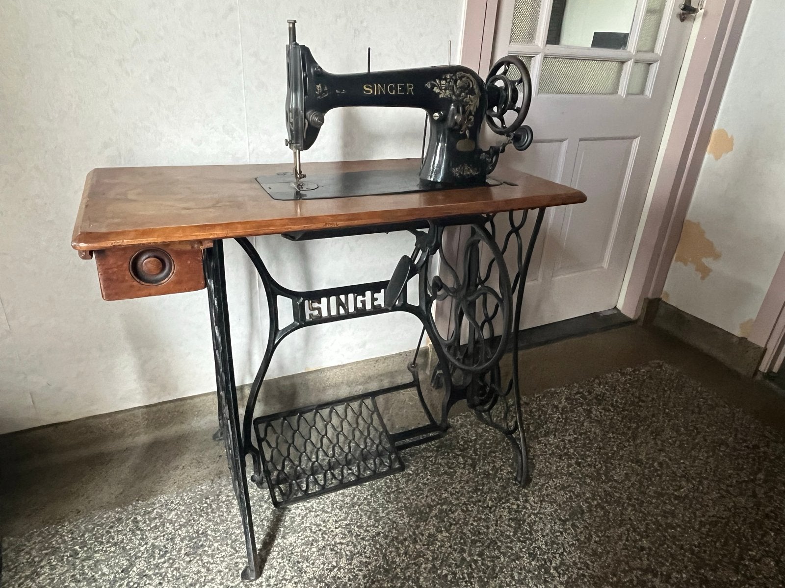 Antieke Singer Naaimachine met Tafel - Decoratief, Antiek en Kunst, Antiek | Naaimachines, Ophalen