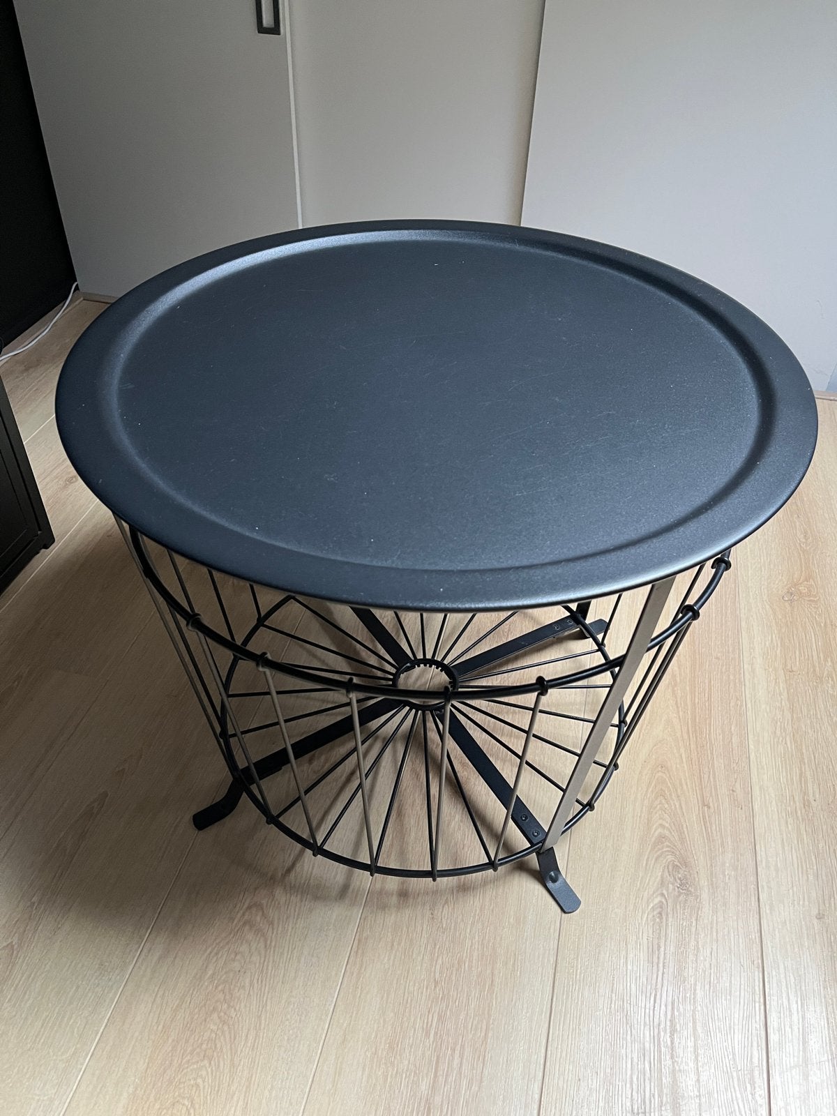 IKEA Gualov bijzettafel - Zwart metaal, Huis en Inrichting, Ophalen, Minder dan 45 cm, Minder dan 55 cm, Metaal of Aluminium