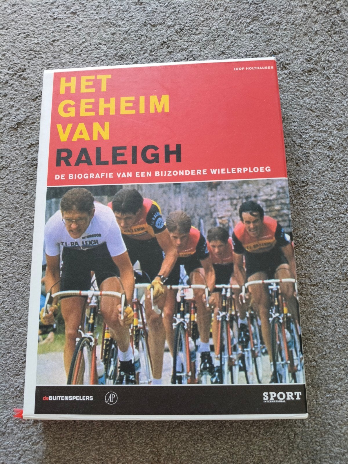 Het Geheim van Raleigh: Biografie van een Wielerploeg, Ophalen of Verzenden, Zo goed als nieuw, Joop Holthausen, Lopen en Fietsen