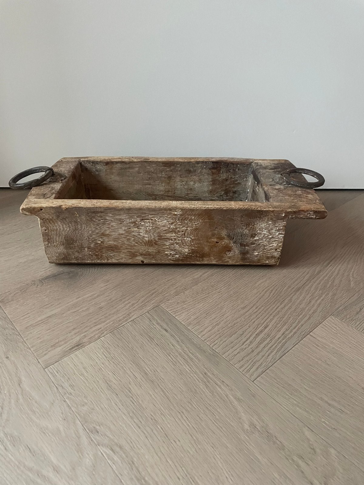 Rustieke houten bak met metalen handvatten, Ophalen, Hout, Landelijk
