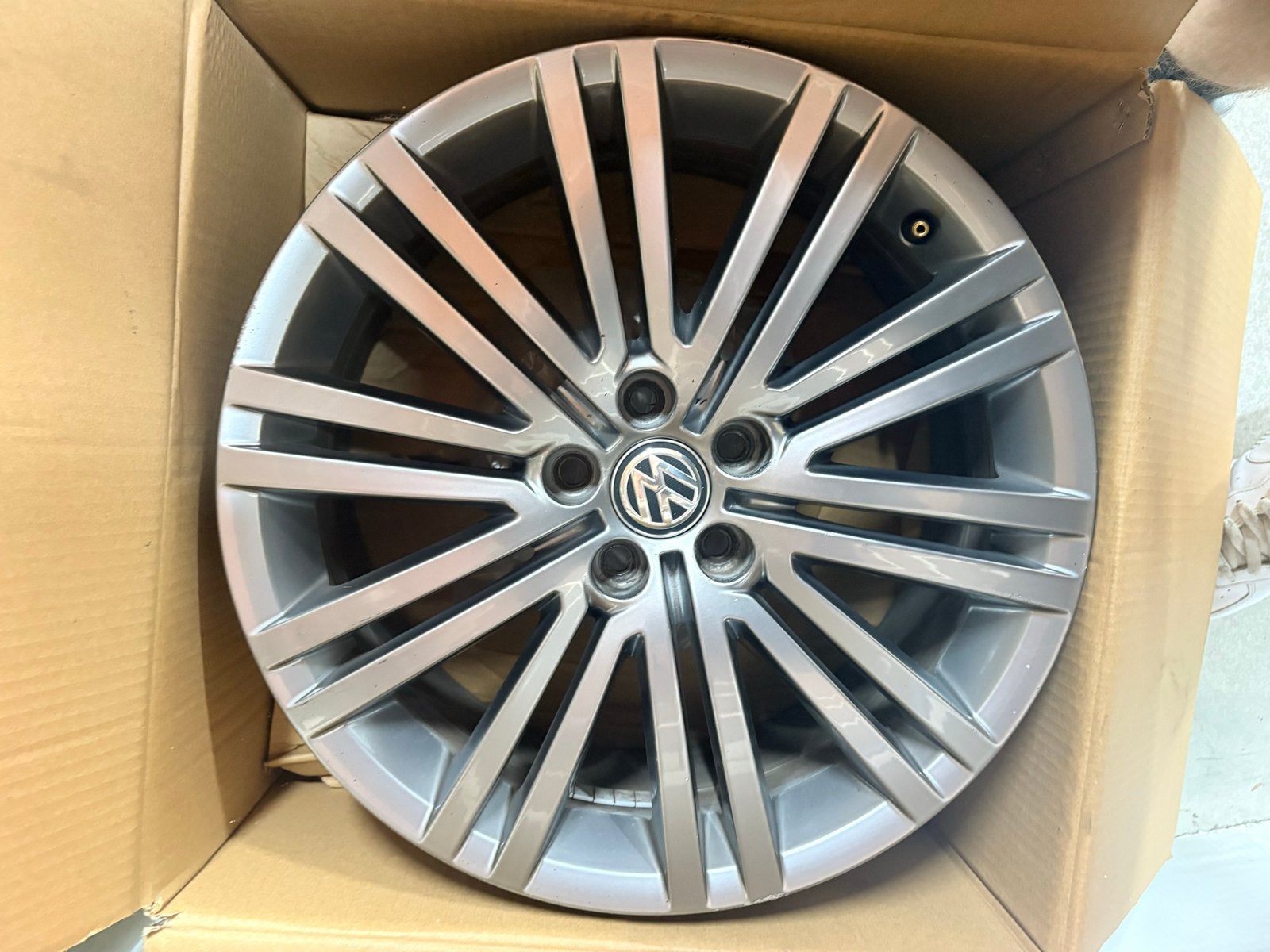 Volkswagen Velg met lichte stoepschade, Ophalen, Gebruikt, Velg(en), 17 inch