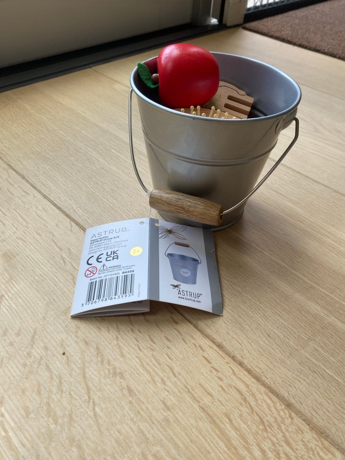 Astrup speelset: emmer met houten borstels en groenten, Ophalen, Nieuw, Jongen of Meisje